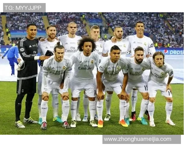 街头风采最帅足球明星展现独特魅力与时尚风格的完美结合